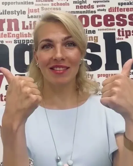 Татьяна Солдатенкова, основатель WOW! English, улыбается и показывает «класс»